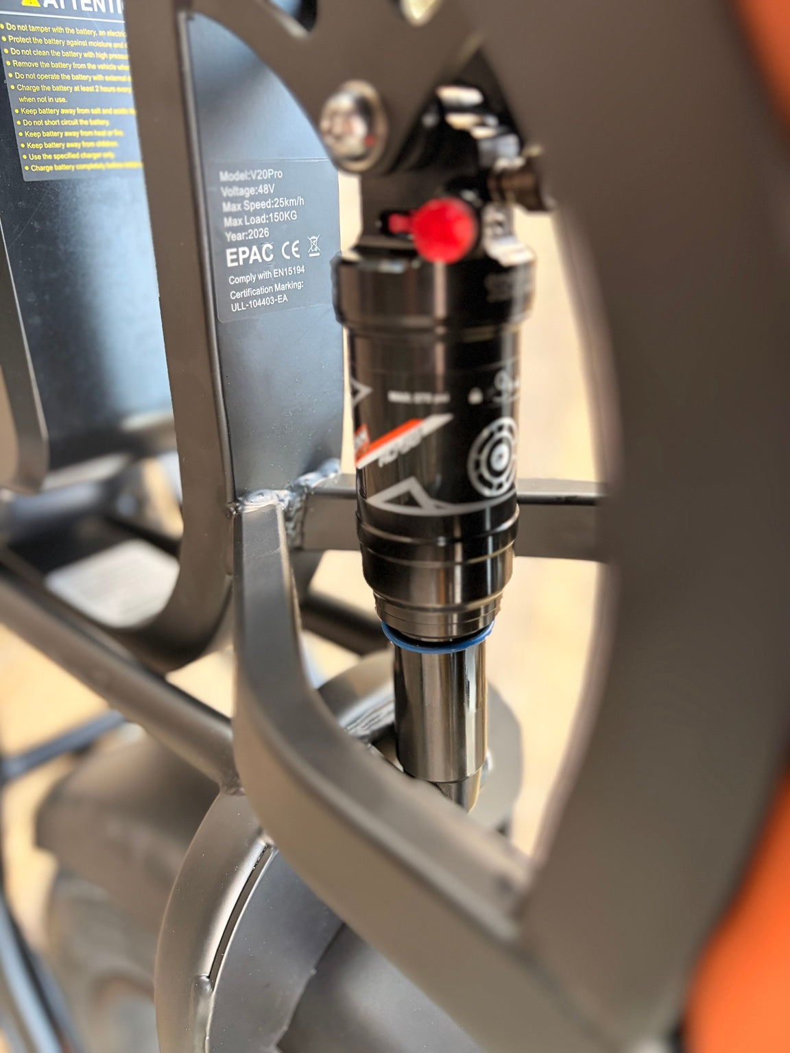 Evolve Horizon rear shock and V20Pro compliance label showing 48V, 25km/h and 150kg maximum load