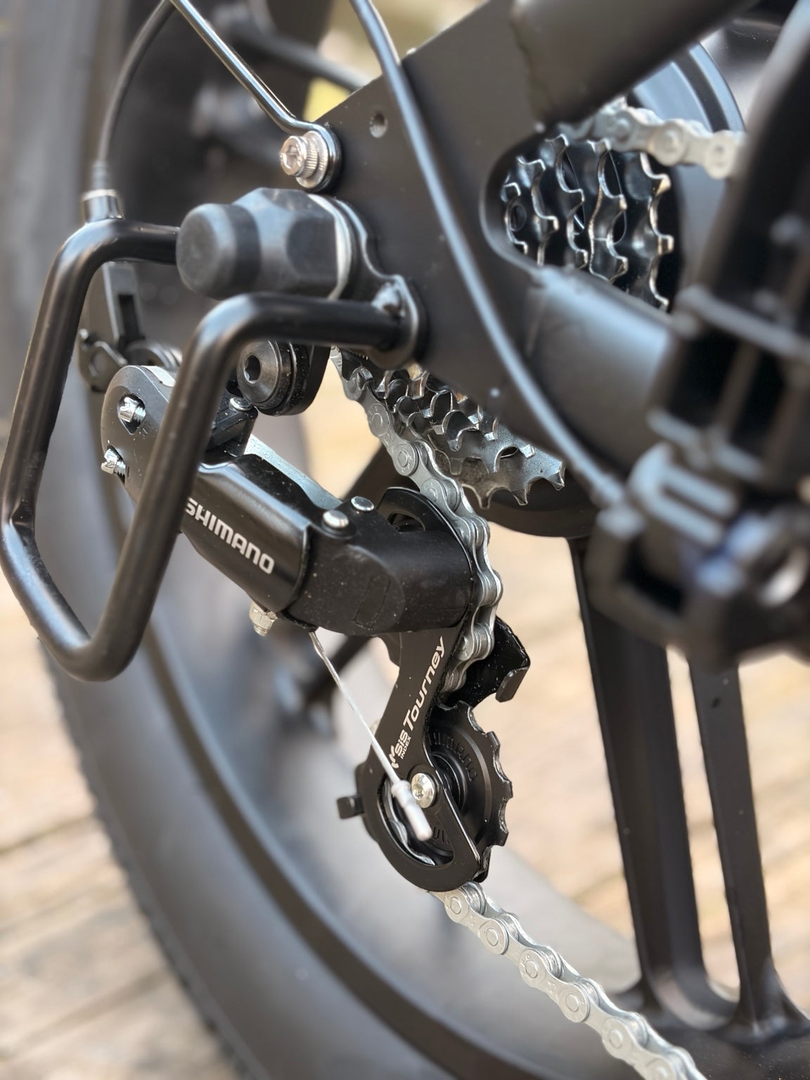 Evolve Horizon Shimano Tourney drivetrain and rear cassette detail